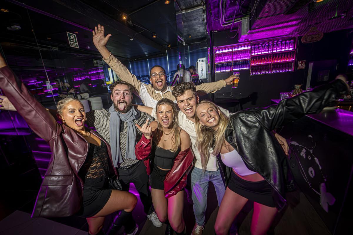 Barcelona 29/02/24 Barcelona. FOTOGALERIA de la festa 'Springfest' de la discoteca Opium, orientada a guiris joves nord-americans que venen per una pausa del curs lectiu. Discoteca opium i alrededores llena de jóvenes americanos. AUTOR: MANU MITRU