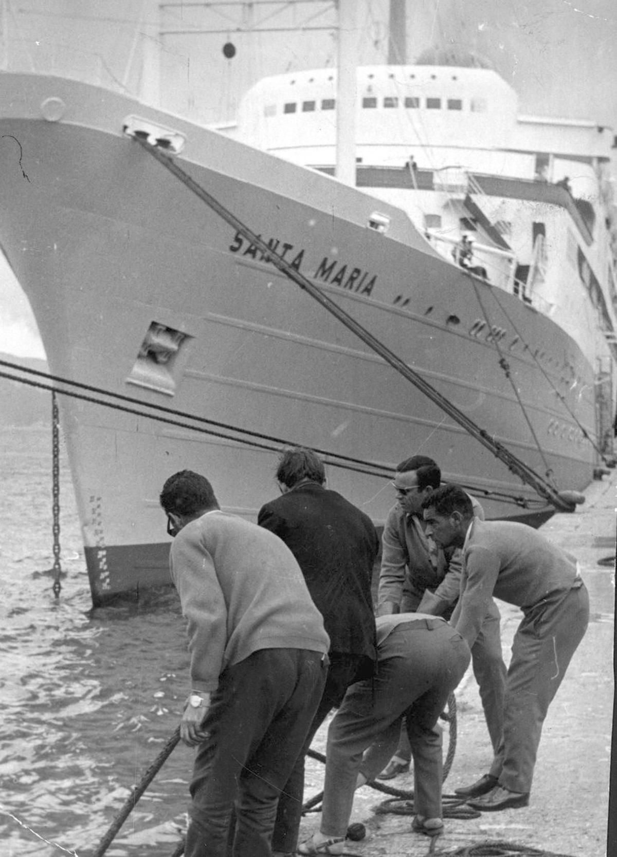 El Santa María, en una de sus frecuentes escalas en Vigo.