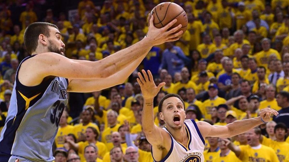 Marc Gasol lucha por el balón con Stephen Curry durante el partido de semifinales en el Oracle Arena en Oakland