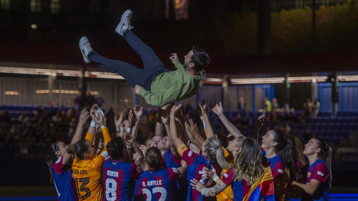 El técnico Jonatan Giráldez manteado por su jugadoras durante la celebración de la quinta liga F consecutiva