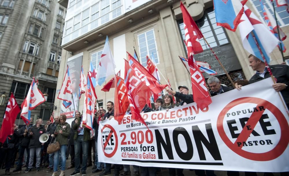 La entidad prevé llevar a cabo el cierre de 42 oficinas y recortar unos 250 empleos en Galicia.