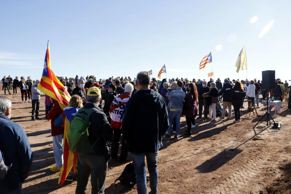 Unes 300 persones mostren el seu 'escalf' als presos de Lledoners