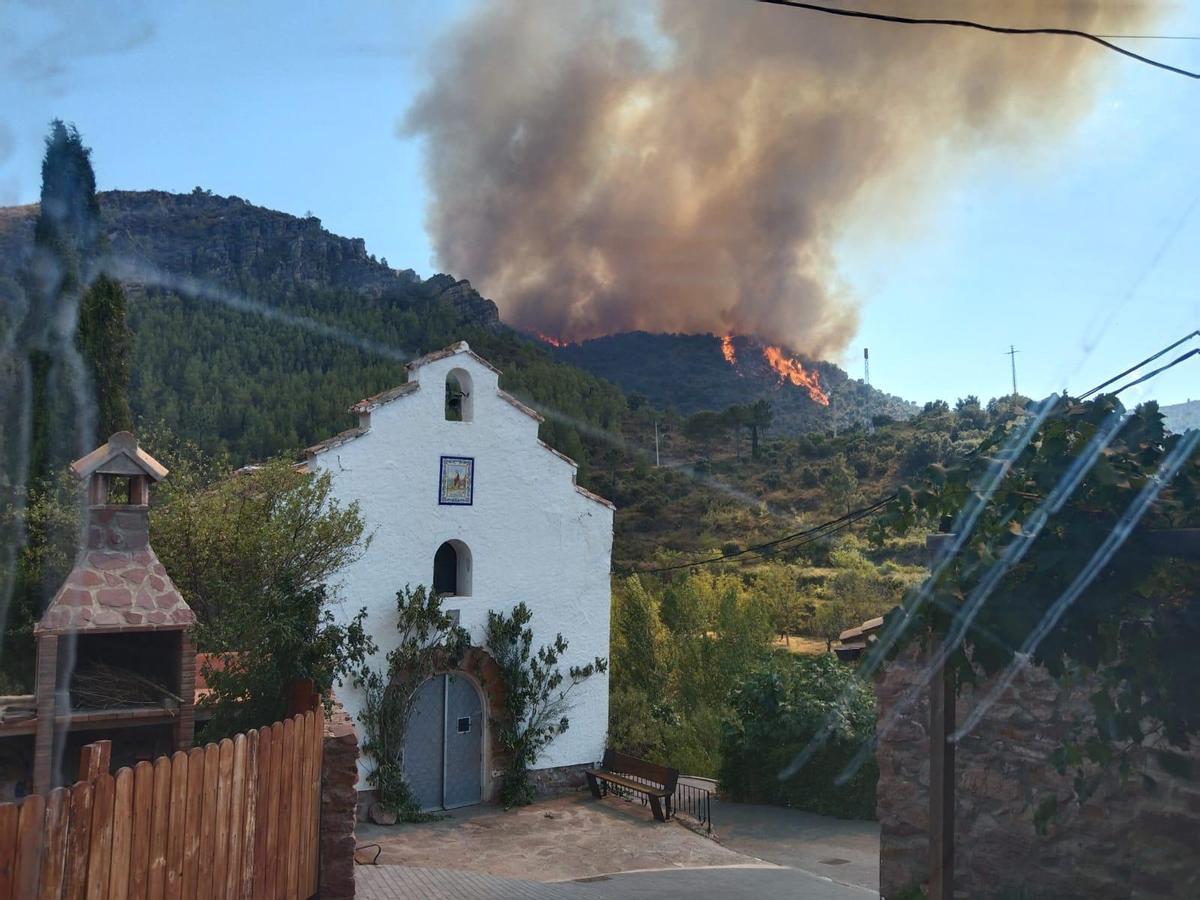 Jesús Bayona realizó esta foto después de que Arteas se autoevacuara, fue el último en abandonar la población. La ermita de la imagen se quemó poco después.