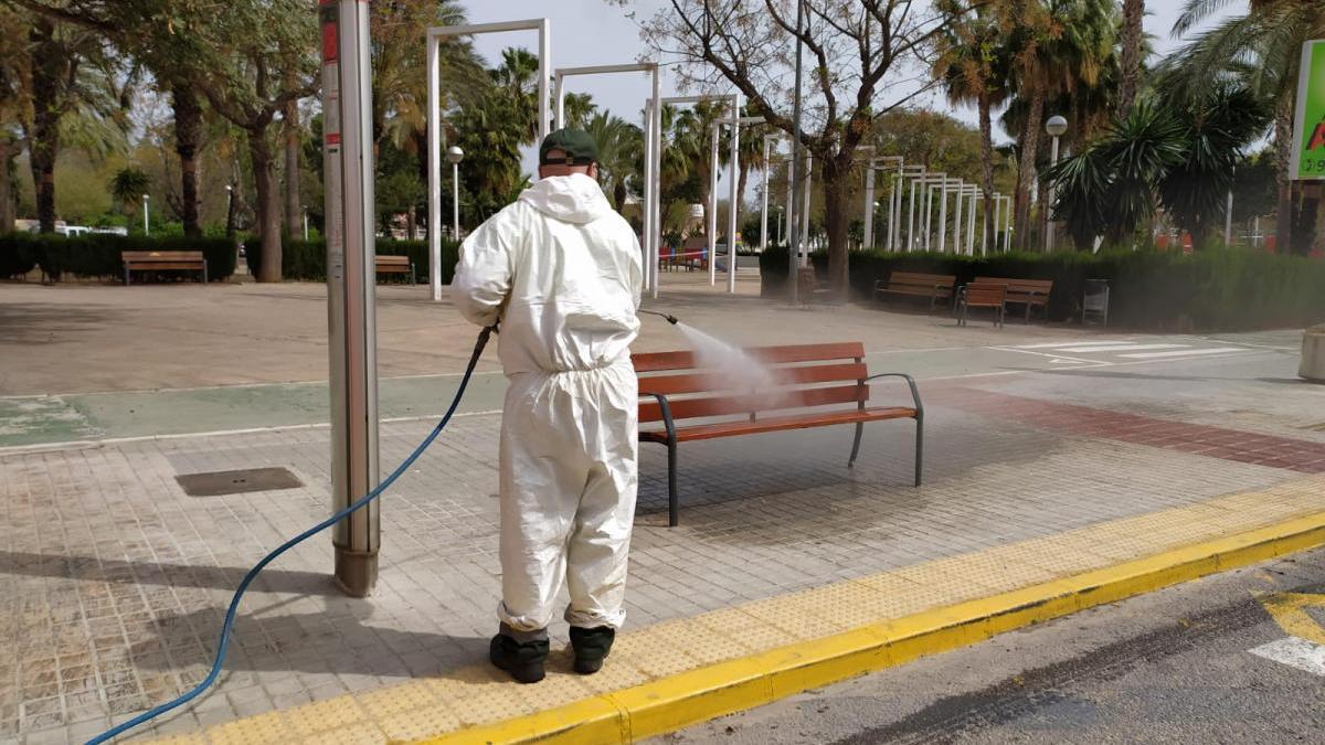 Desinfección en una parada de autobús en Sedaví.