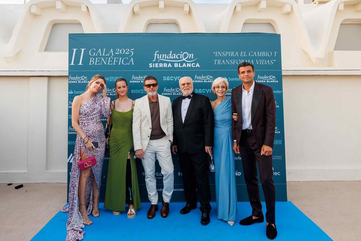 Pedro Rodríguez,  en el centro junto a Antonio Banderas, en la II Gala Benéfica de la Fundación Sierra Blanca