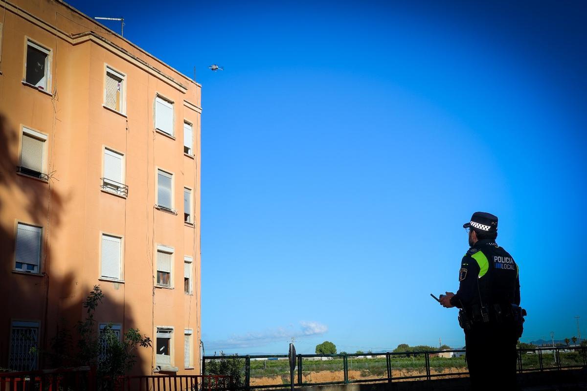 Policía Local vuela un dron para comprobar que no hay nadie en los edificios que van a ser demolidos.