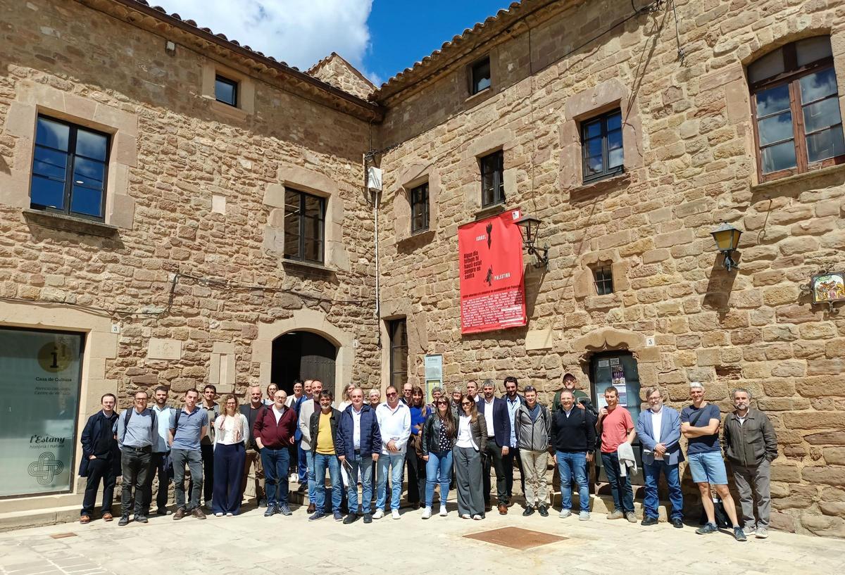 Una quarantena de representants de municipis rurals es van reunir a l’Estany per definir un model de transport més flexible i eficient