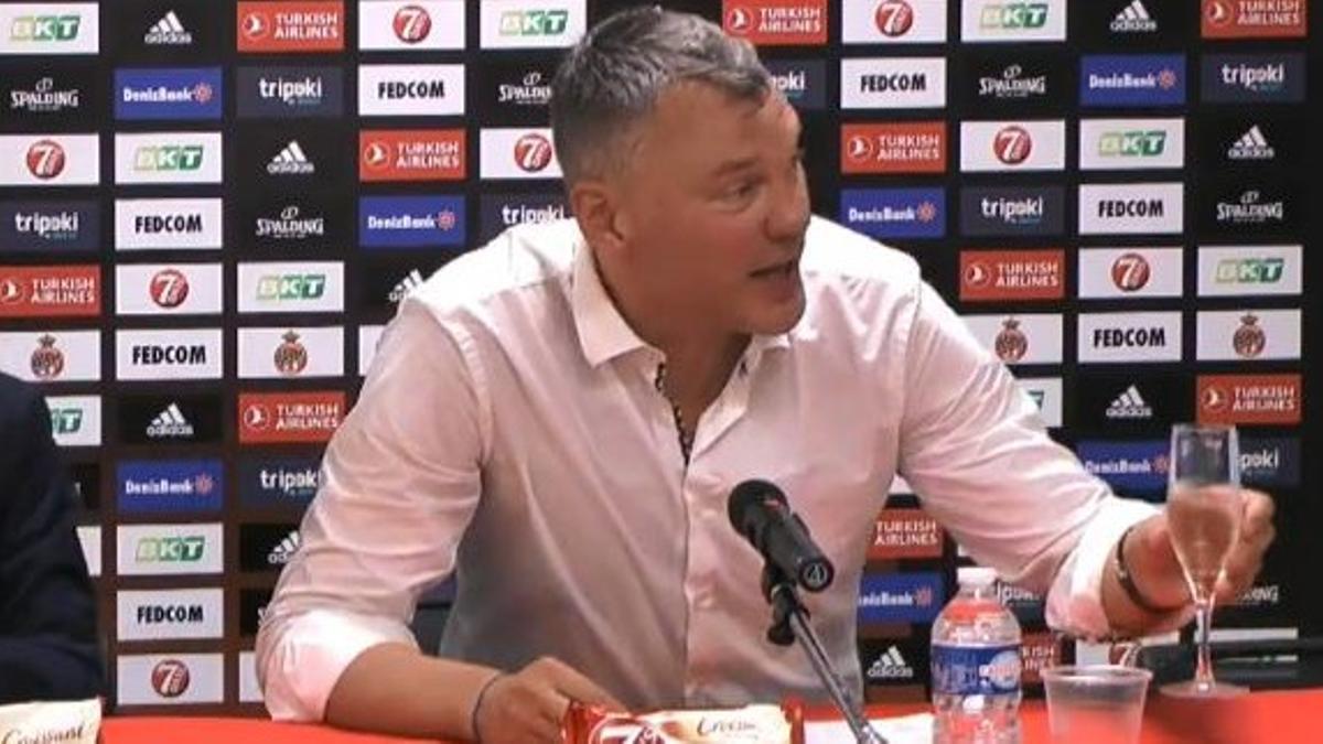 Momento en el que Jasikevicius recibe la copa