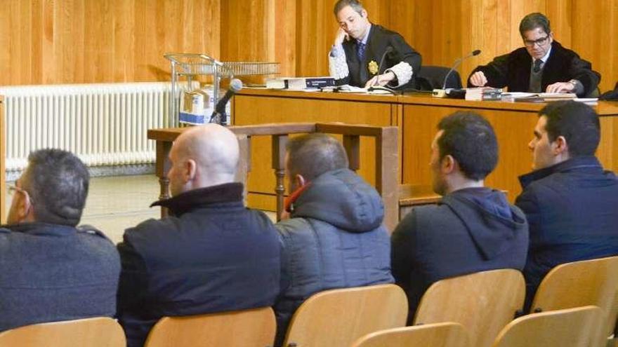 Los procesados, durante el juicio en A Coruña. // Roller