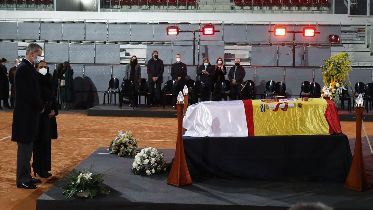 El rey Felipe VI, ayer en la capilla ardiente de Manolo Santana. |  // EUROPA PRESS