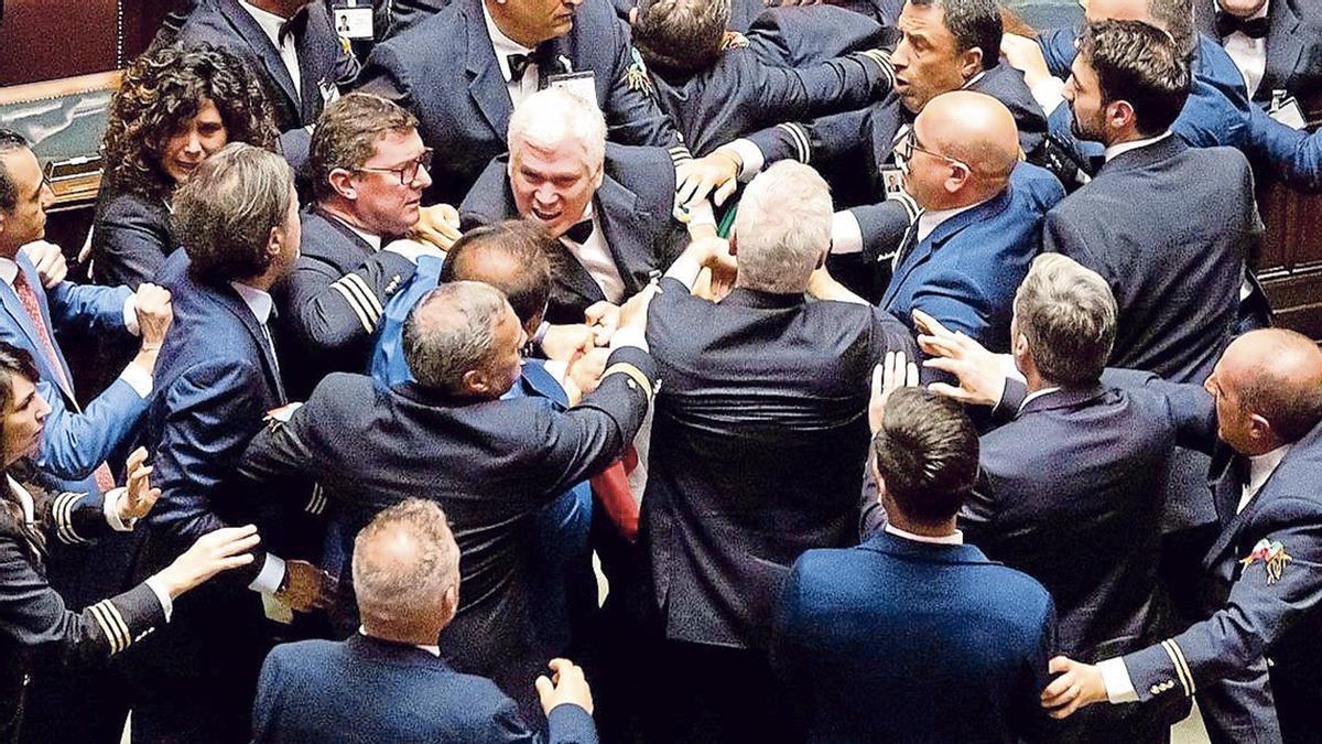 Por fortuna en nuestro Parlamento aún no hemos llegado a las manos