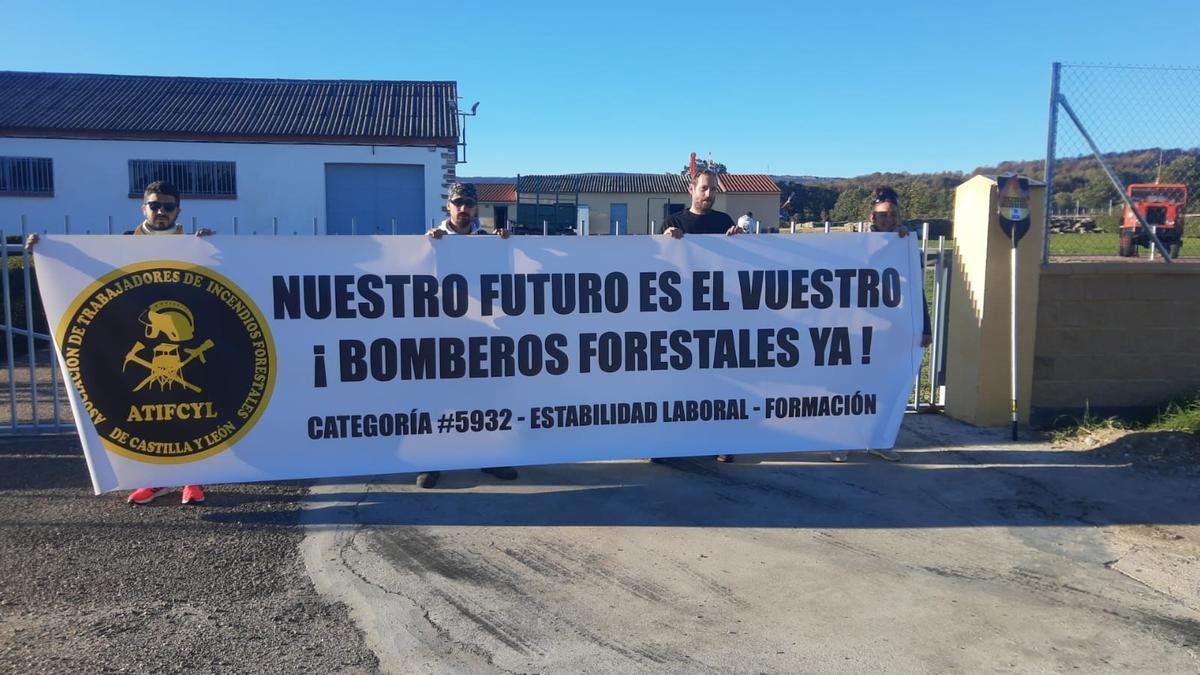 Marcha de los bomberos forestales en Villardeciervos