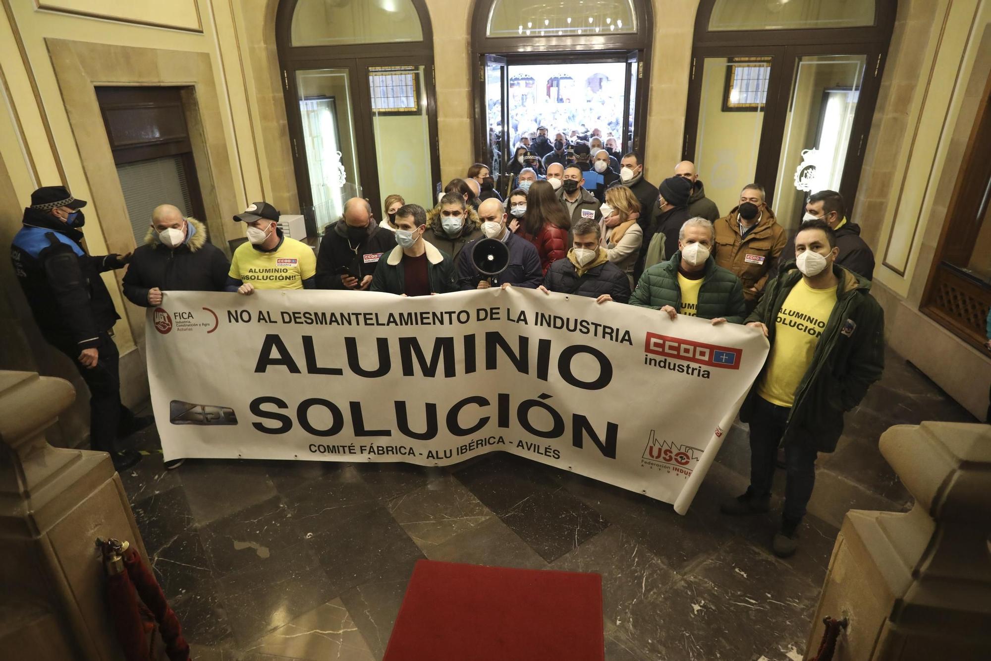Protesta de los trabajadores de Alu Ibérica en el ayuntamiento de Avilés