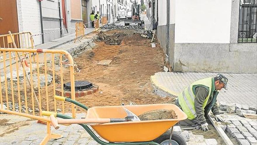 El Ayuntamiento abre hasta septiembre tres bolsas municipales de empleo