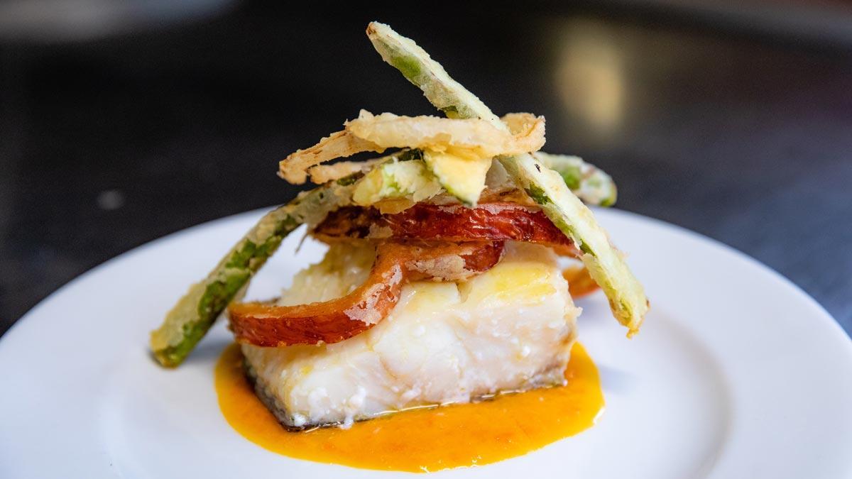 El chef Fran Sedeño, de Bar El Zorrito, explica cómo hace la receta de bacalao confitado con mermelada de pimiento y verduras en tempura.