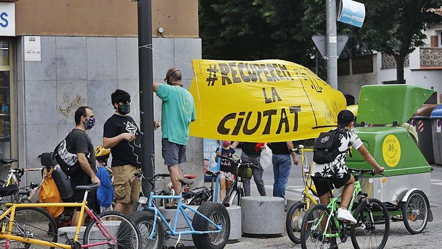 Mig centenar de persones. ?Durant la concentració, convocada de les 6 de la tarda fins a les 9 de la nit, s&#039;hi va poder veure gent passejant, ciclistes i alguns nens jugant al carrer. Els veïns que van acostar-se a l&#039;avinguda de Sant Narcís van poder participar en un taller de reparacions de bicicletes.