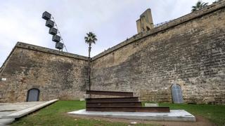 Nach Streit in Mallorcas Kunstszene: Palma stellt umstrittenes Werk sichtbar vor Stadtmauer auf