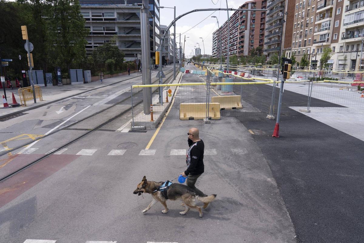 El H12 ya no pasa por la Gran Via entre Glòries y la calle Bilbao. El Trambesòs también dejará de hacerlo a partir del verano.