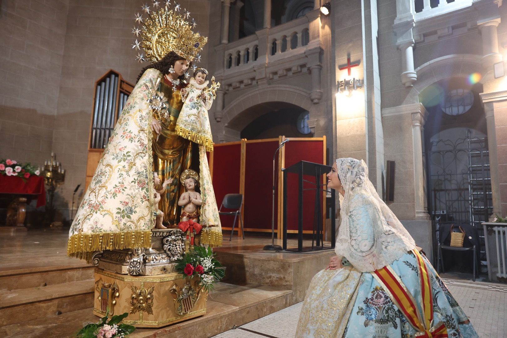 El Besamanos a la Virgen se remata con Carmen, Nerea y las cortes