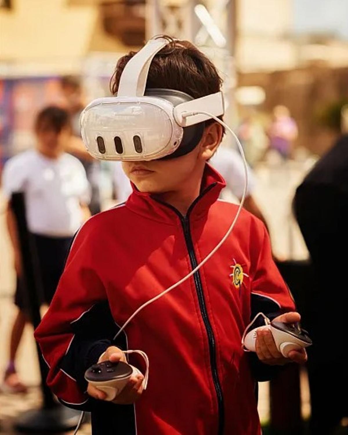 Un joven aficionado disfrutando de las distintas actividades de la Fan Zone