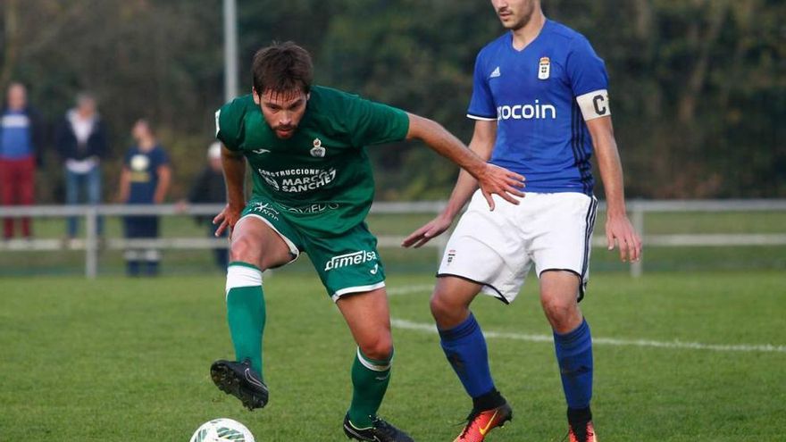 Mikel, a la izquierda, presionado por el capitán del Oviedo B Lucas.