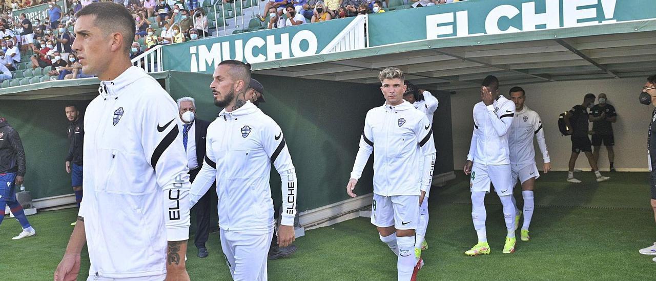 Los jugadores del Elche saliendo por el túnel de vestuarios el pasado sábado antes del encuentro contra el Levante.  |