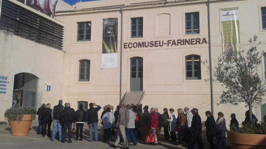 Cua de visitants a l&#039;Ecomuseu Farinera