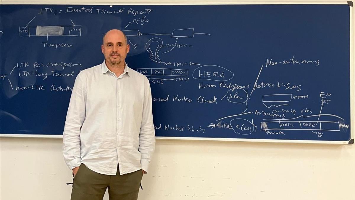 Jose Tubío, tras una clase sobre los fragmentos de ADN.