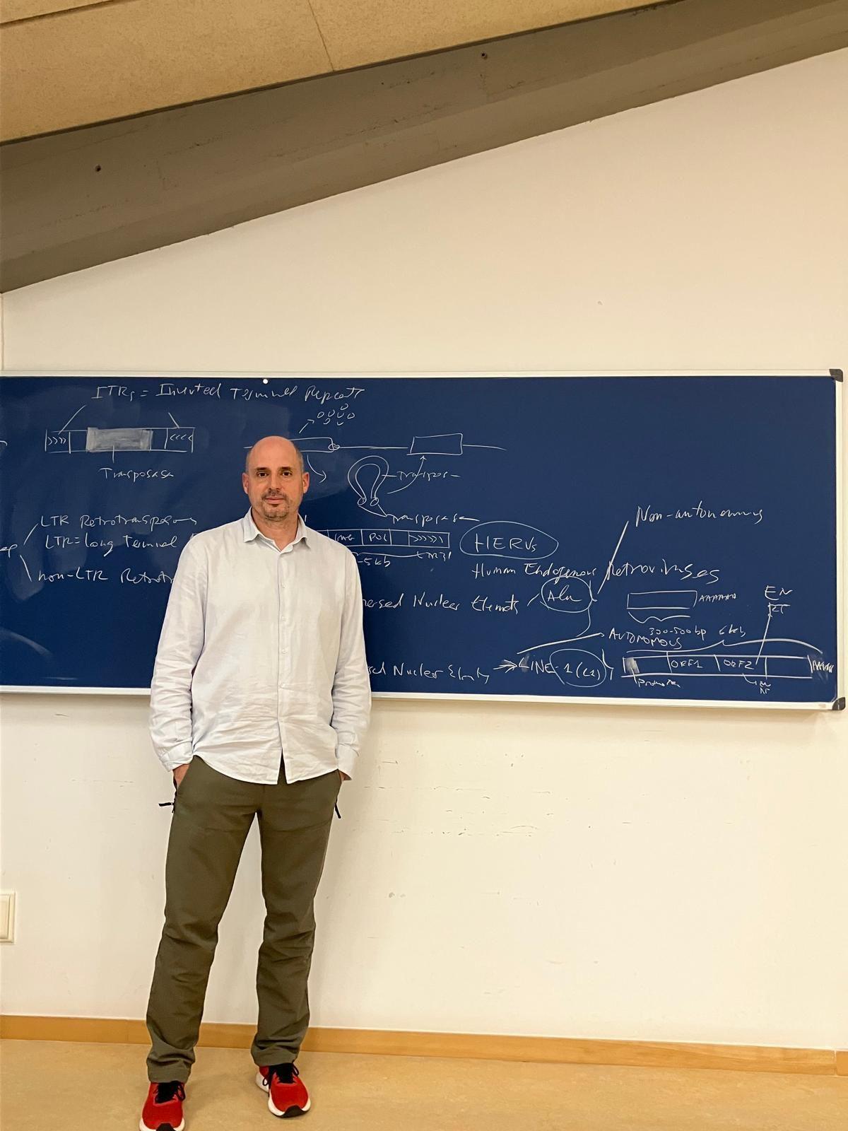 Jose Tubío, tras una clase sobre los fragmentos de ADN.
