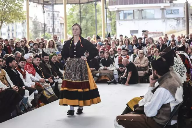 Grado se convierte en la gran pasarela del traje del país ante una multitud