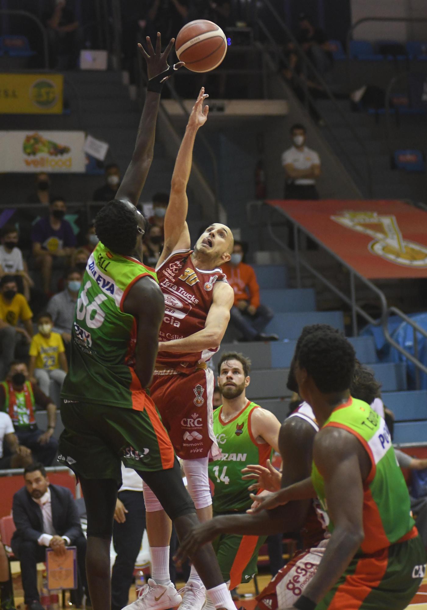 El Real Murcia sorprende al Granada y fuerza el tercer partido del play off de ascenso (69-62)