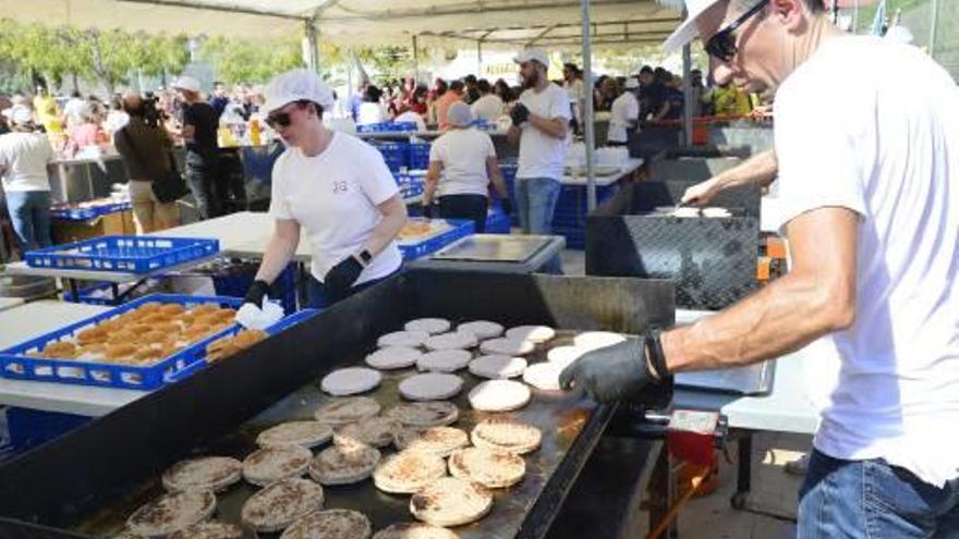 Miles de vecinos y festeros celebrando ayer la fiesta de la hamburguesa en la Rambla.