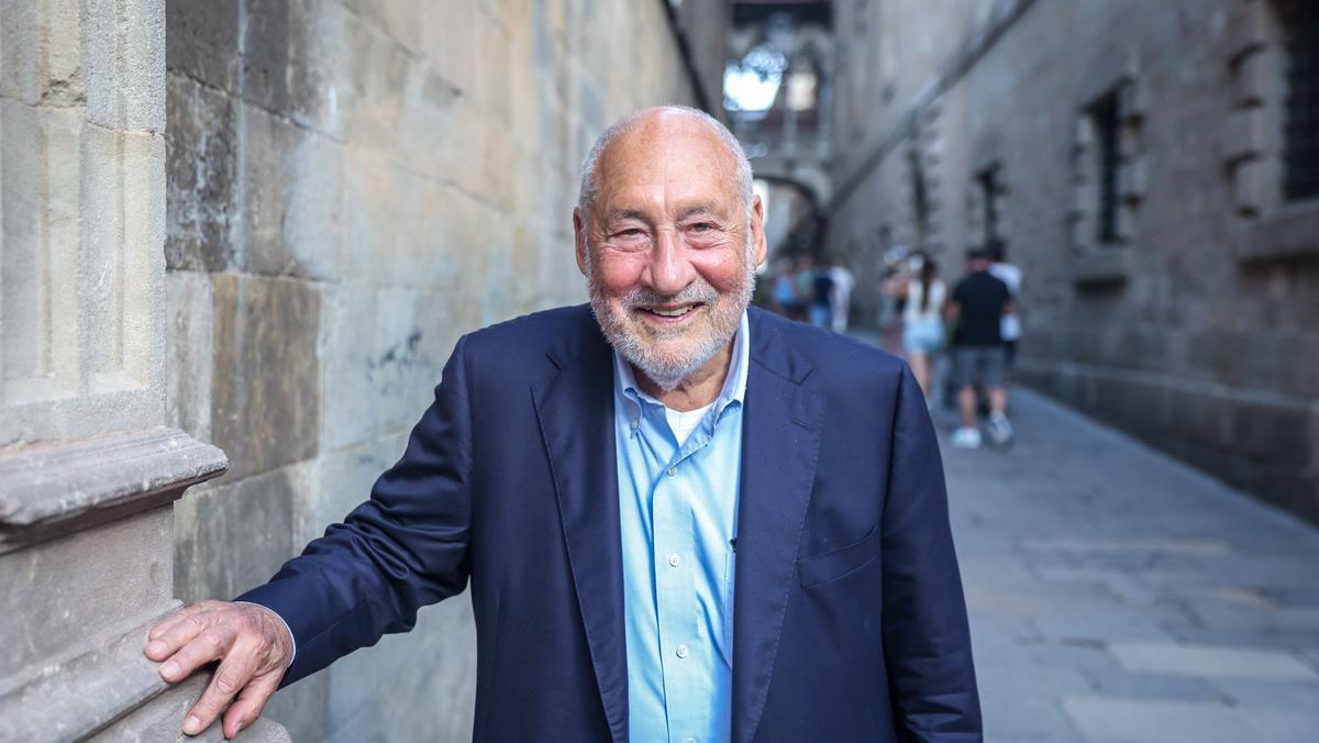 El premio Nobel de Economía, Joseph Stiglitz, posa en Barcelona cerca del Palau de la Generalitat.