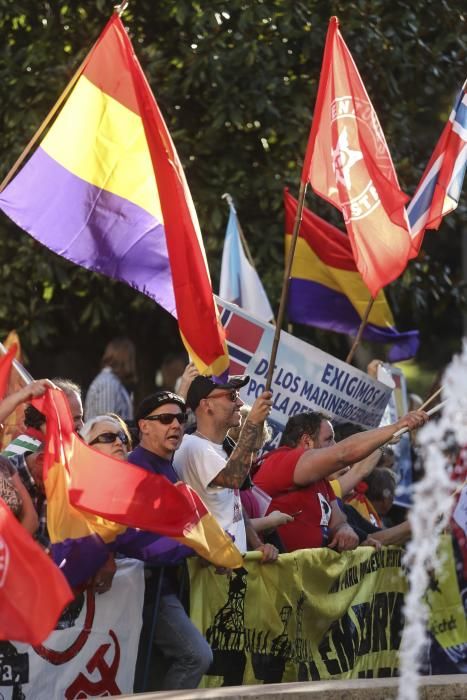 Vítores y abucheos frente al Teatro Campoamor