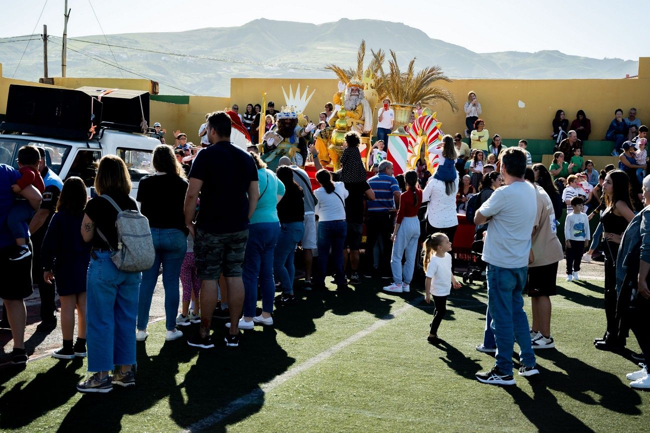 Miles de personas llenan de ilusión el Estadio de Barrial en la llegada de los Reyes Magos