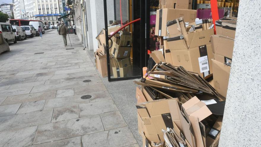 Cartón acumulado en la puerta de Primor. |   // CARLOS PARDELLAS