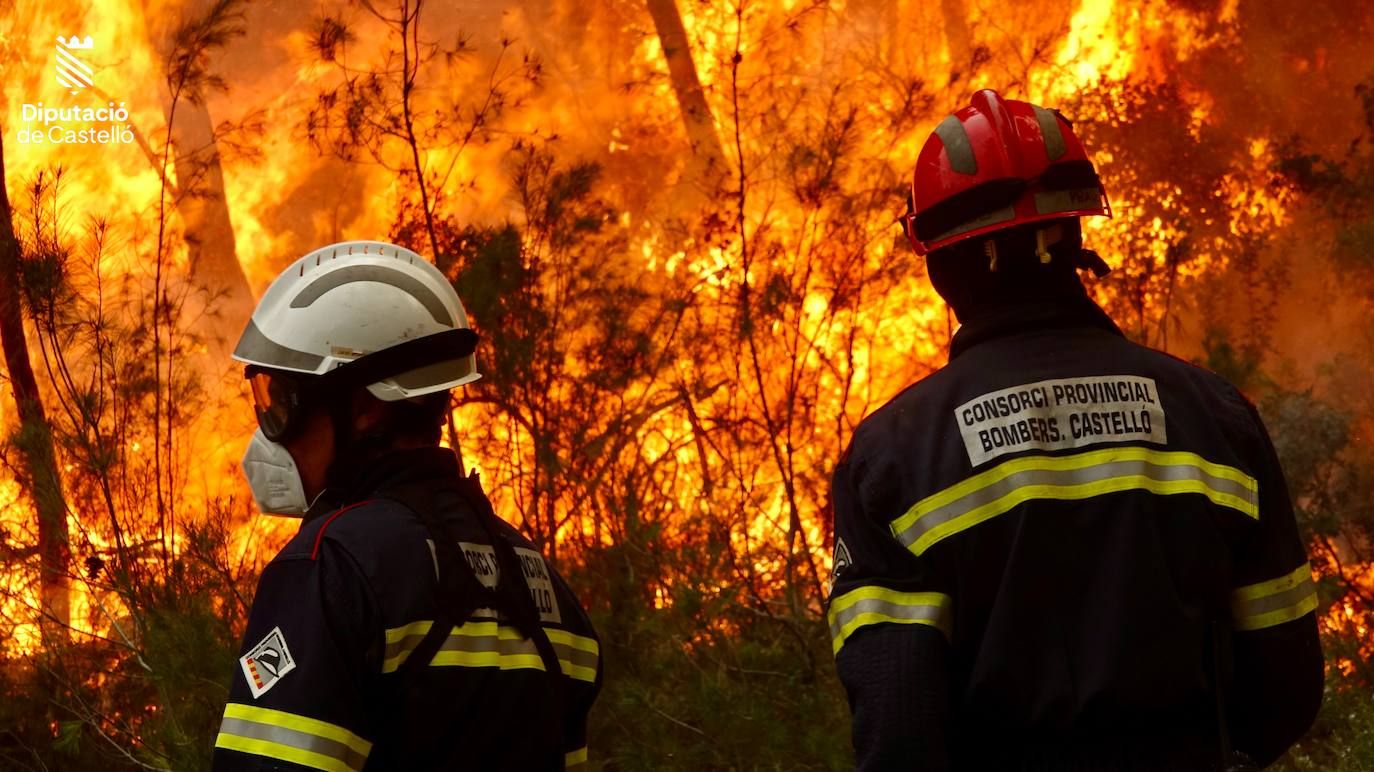 Las fotografías del virulento incendio forestal en Villanueva de Viver