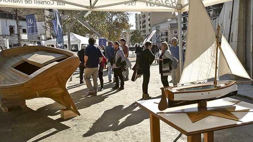 Los ´mestres d´aixa´ del Consell trajeron el bote ´Cabrera´, a la izquierda de la imagen.