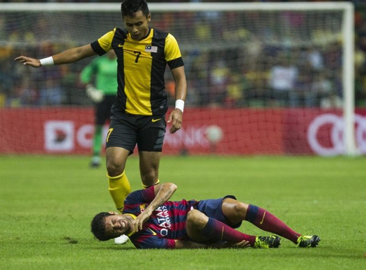 Cesc, en el moment de caure lesionat del turmell dret, dissabte, a Kuala Lumpur. Cesc, en el moment de caure lesionat del turmell dret, dissabte, a Kuala Lumpur.