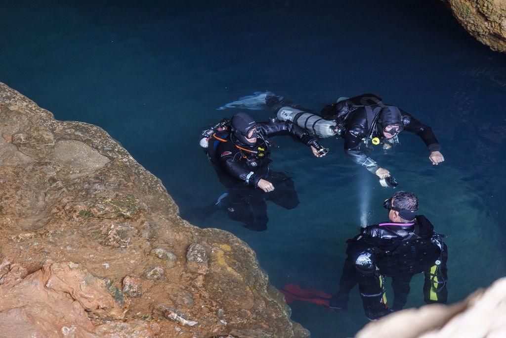 Buceadores en la Cueva del Agua, Isla Plana
