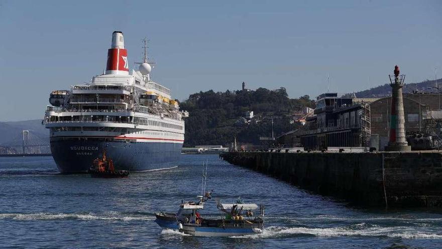 Uno de los últimos cruceros que hizo escala en Vigo, el "Boudicca", en plena maniobra de atraque en la Estación Marítima. // Ricardo Grobas