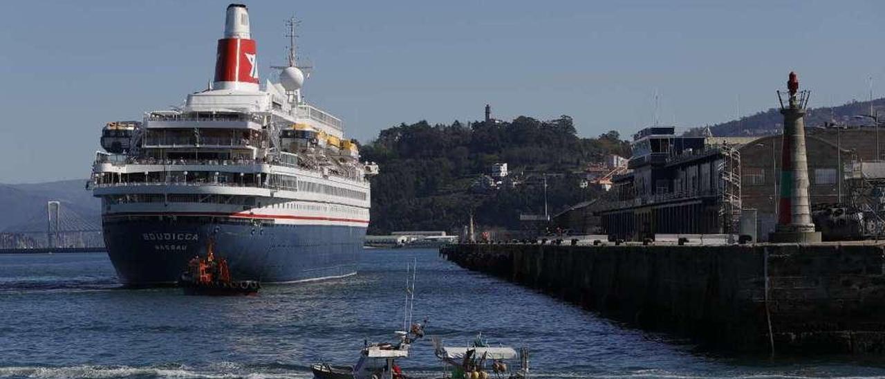 Uno de los últimos cruceros que hizo escala en Vigo, el &quot;Boudicca&quot;, en plena maniobra de atraque en la Estación Marítima. // Ricardo Grobas