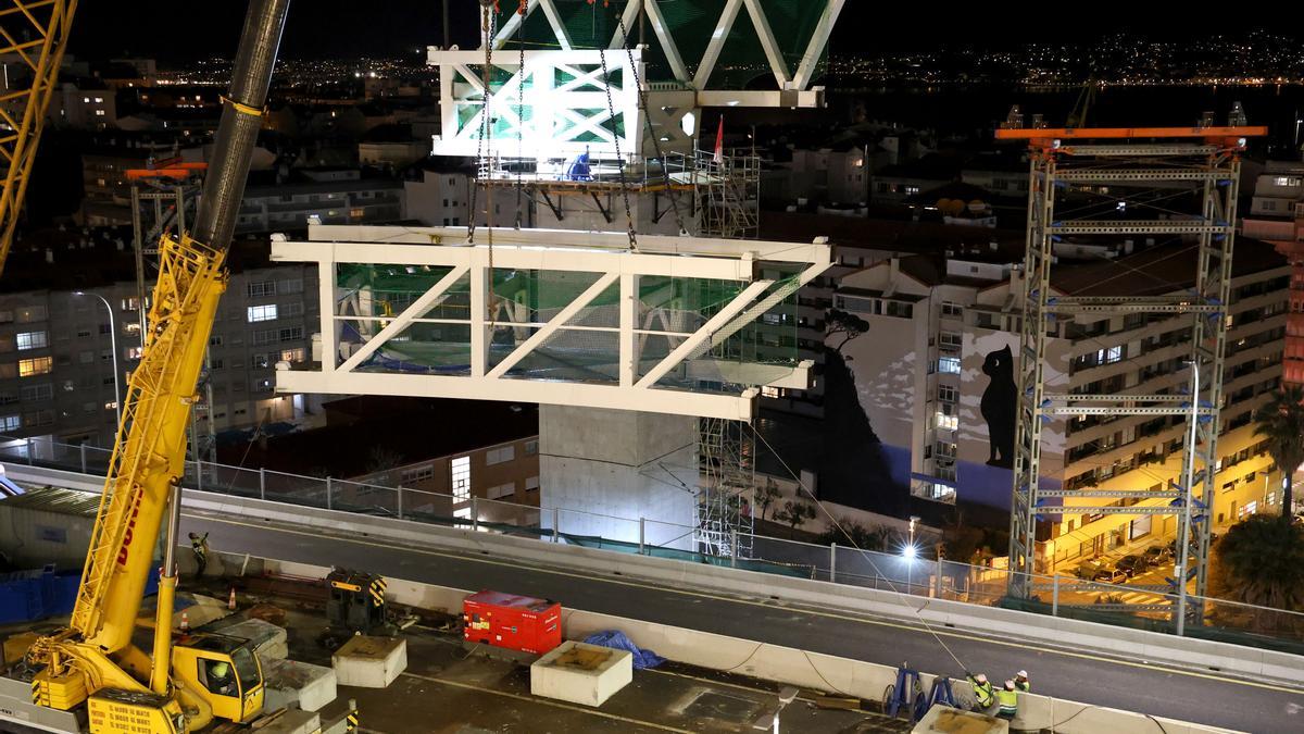 Izado de una pieza del ascensor HALO sobre la AP-9, este jueves por la noche