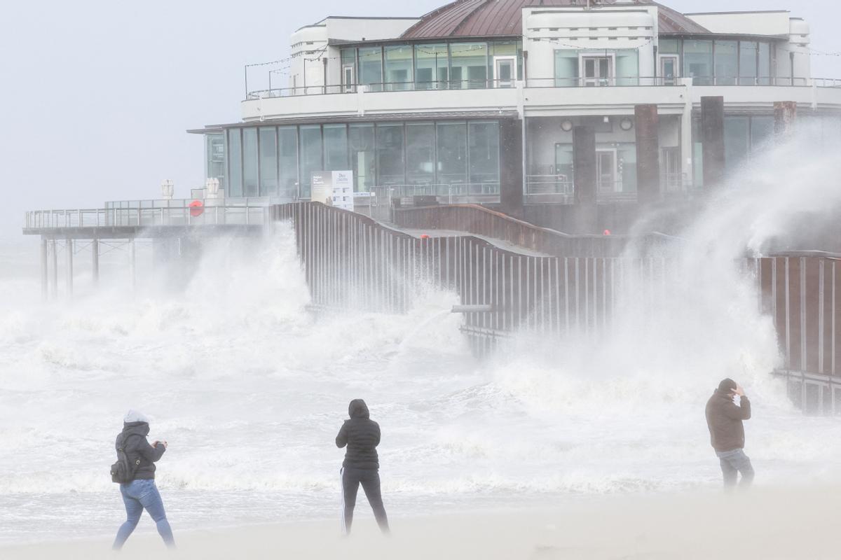 Gente en la playa durante la tormenta Eunice en Ostende, Bélgica  