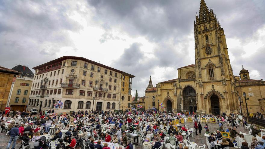 El Martes de Campo de Oviedo aguanta el chaparrón con ganas, mucho paraguas y participación popular