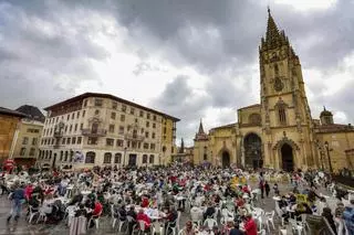 El Martes de Campo de Oviedo aguanta el chaparrón con ganas, mucho paraguas y participación popular pese al cambio de ubicación