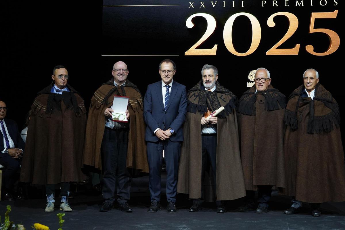 Los representantes de la asociación de la capa alistana (Apeca) recogen el Premio Cultura de la Fundación Caja Rural de Zamora. Su presidente, Andrés Castaño, en el centro junto al subdelegado del Gobierno, Ángel Blanco.