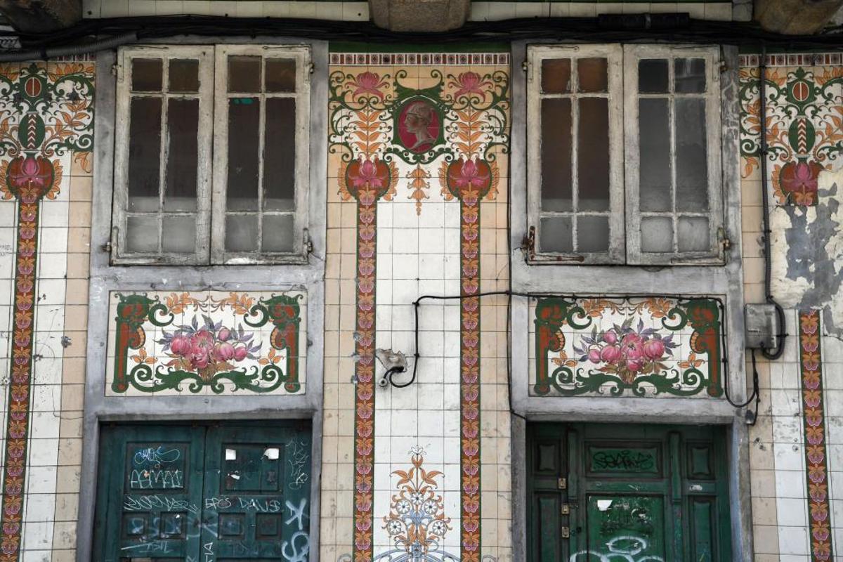 El azulejo, una rareza en la ciudad de cristal