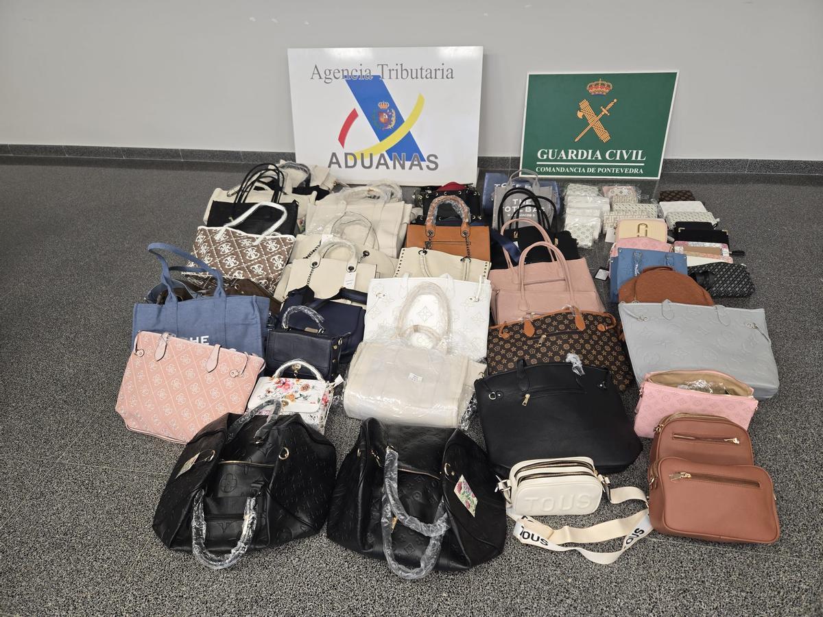 Imagen de bolsos falsificados pertenecientes al lote confiscado.