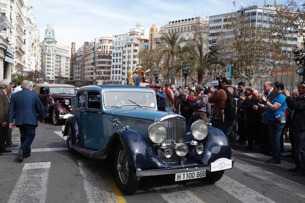 Salida de la ronda fallera de coches antiguos desde la plaza del Ayuntamiento de València.